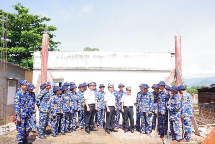 Đoàn công tác động viên cán bộ, học viên đang xây nhà tại thôn Suối Đá.