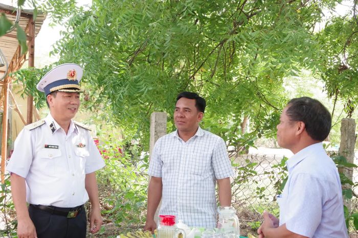 Chuẩn Đô đốc Ngô Thành Công, trao đổi với các cán bộ địa phương tại điểm xây nhà thôn Suối Đá.