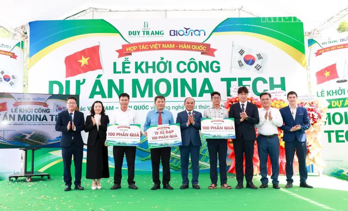 Trao biểu trưng các phần quà khuyến học tại chương trình.