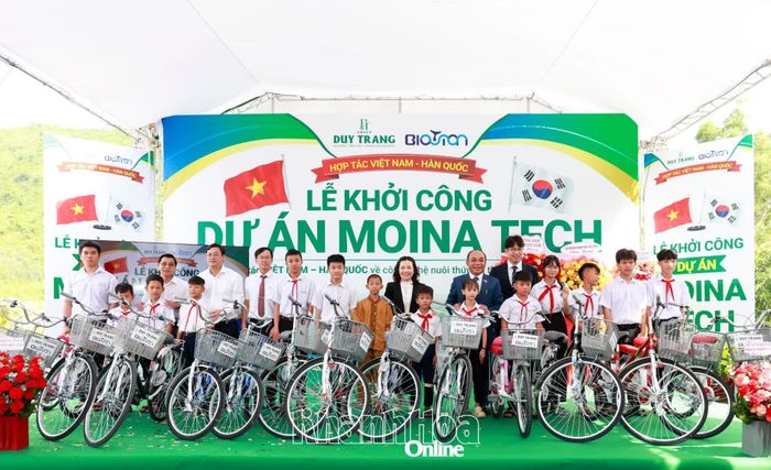 Trao xe đạp cho học sinh có hoàn cảnh khó khăn trên địa bàn xã Tu Bông.