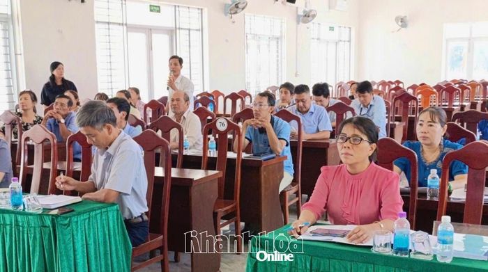 Đại diện tổ chức chính trị - xã hội xã góp ý kiến tại hội nghị phản biện.