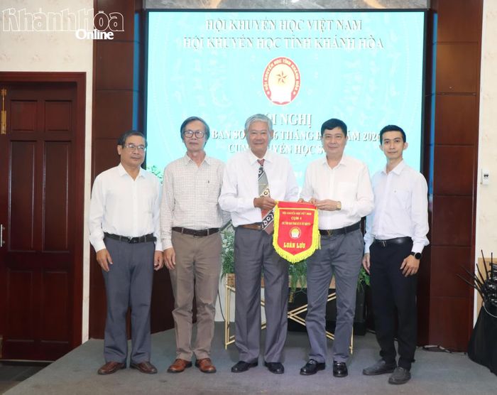 Lãnh đạo Hội Khuyến học tỉnh Khánh Hòa trao cờ luân lưu cho Hội Khuyến học tỉnh Đắk Lắk tổ chức hội nghị giao ban năm 2027.