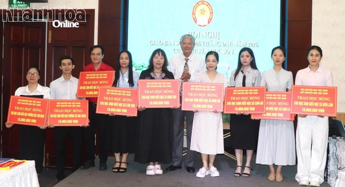 Hội Khuyến học tỉnh Khánh Hòa trao bảng tượng trưng học bổng cho các Hội Khuyến học xã, phường.