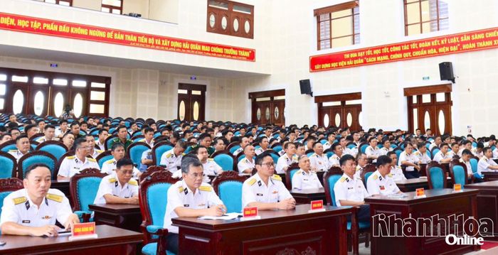 Các đại biểu tham dự khai mạc.