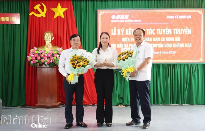 Bà Nguyễn Thị Hồng Điệp - Bí thư Đảng ủy, Chủ tịch HĐND xã Ninh Hải tặng hoa chúc mừng hai đơn vị.