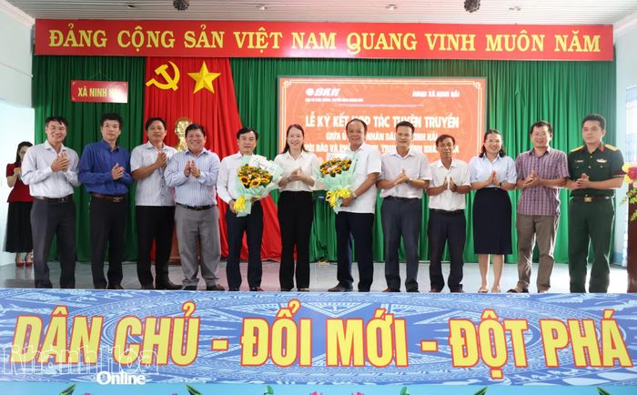 Các đại biểu chụp hình lưu niệm.
