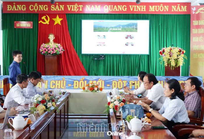 Các đại biểu xem giới thiệu về chuyên trang xã Ninh Hải.