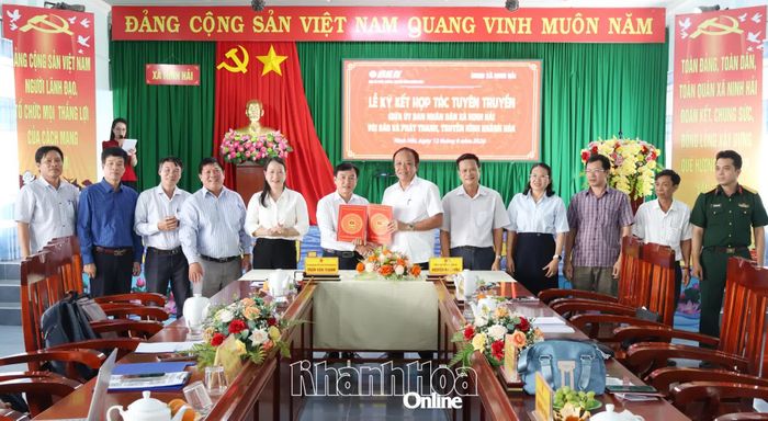 Hai đơn vị thực hiện ký kết hợp tác.