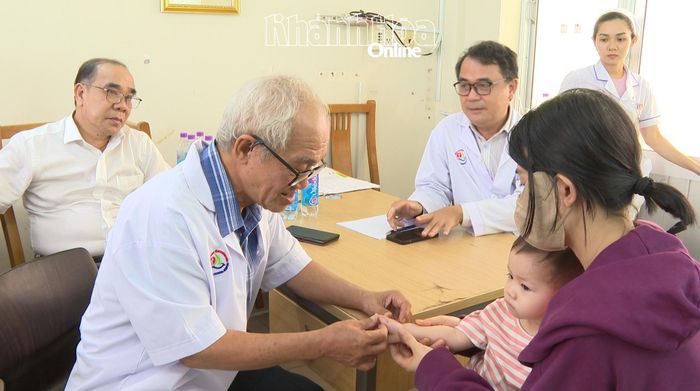 Đoàn chuyên gia khám sàng lọc cho trẻ.