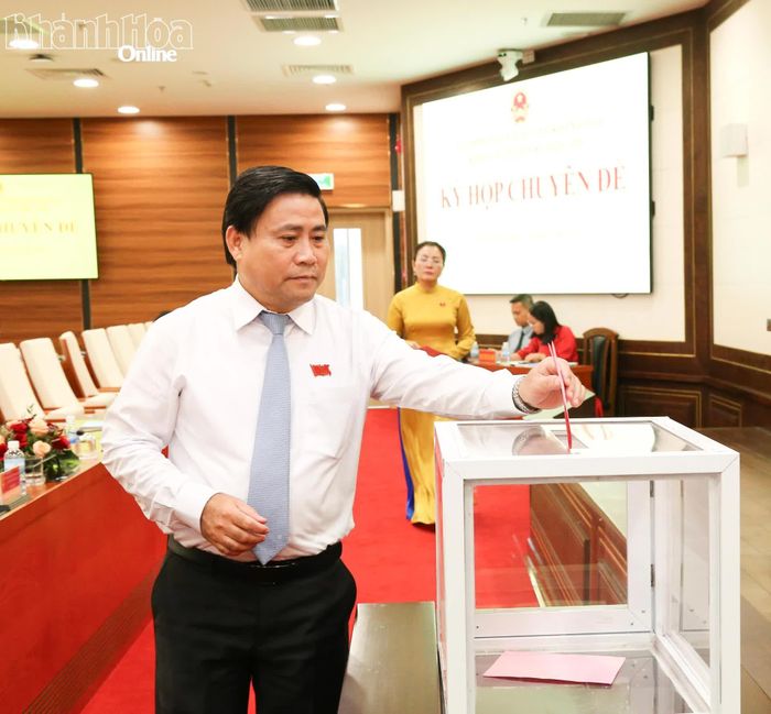Đồng chí Lâm Đông bỏ phiếu bầu Ủy viên UBND tỉnh nhiệm kỳ 2026 - 2031.