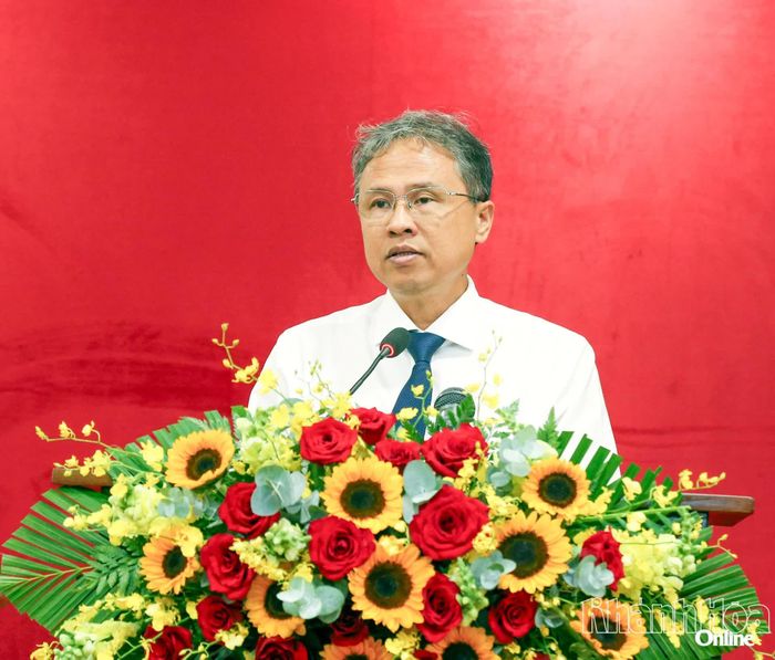 Đồng chí Trần Hòa Nam - Ủy viên Ban Thường vụ Tỉnh ủy, Phó Chủ tịch UBND tỉnh trình bày nội dung UBND tỉnh trình tại kỳ họp.