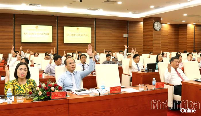 Các đại biểu biểu quyết thông qua chương trình kỳ họp.