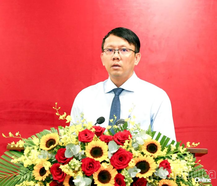 Đồng chí Nguyễn Thanh Hà - Phó Chủ tịch UBND tỉnh trình bày nội dung UBND tỉnh trình tại kỳ họp.