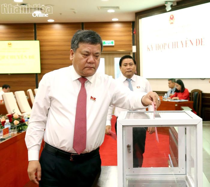 Đồng chí Trần Phong bỏ phiếu bầu Ủy viên UBND tỉnh nhiệm kỳ 2026 - 2031.