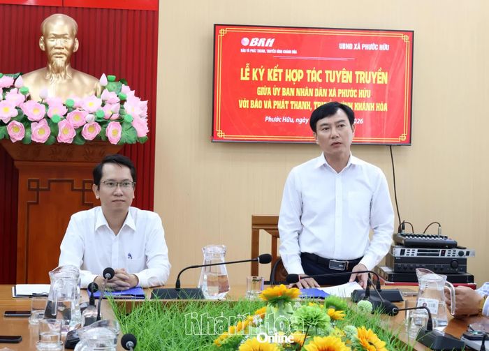 Ông Trần Văn Thanh - Phó Giám đốc Báo và Phát thanh, Truyền hình Khánh Hòa phát biểu tại lễ ký kết.
