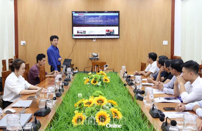 Các đại biểu xem giới thiệu về chuyên trang xã Phước Hữu.