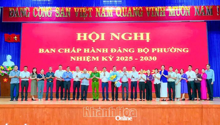 Ban Chấp hành Đảng bộ phường tặng hoa chúc mừng và tri ân đóng góp của ông Tạ Hồng Quang trong thời gian làm Bí thư Đảng ủy phường.