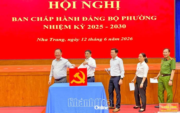 Các đại biểu bỏ phiếu bầu chức danh Bí thư Đảng ủy phường, nhiệm kỳ 2025 - 2030.