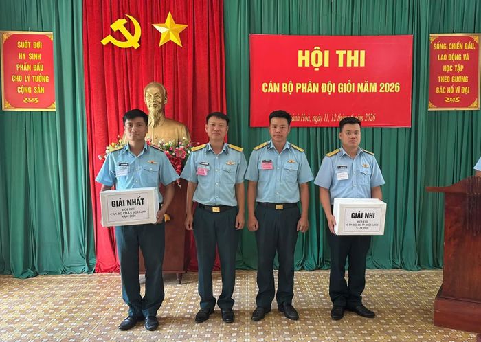 Ban tổ chức trao giải cho các thí sinh có thành tích xuất sắc.