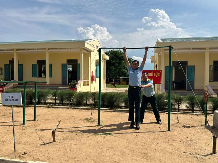 Thí sinh thực hành nội dung thi kiểm tra thể lực.