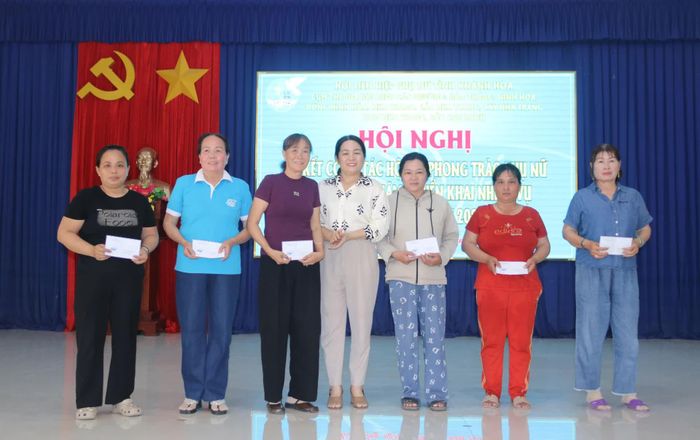 Lãnh đạo Hội Liên hiệp Phụ nữ tỉnh trao phương tiện sinh kế cho phụ nữ có hoàn cảnh khó khăn.