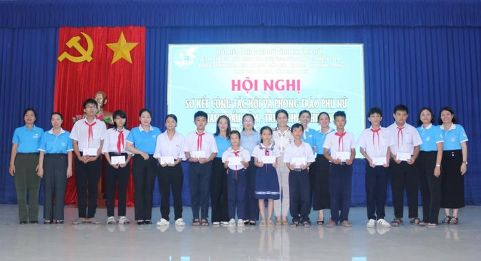 Lãnh đạo Hội Liên hiệp Phụ nữ tỉnh, lãnh đạo phường Hòa Thắng và các đơn vị trong Cụm thi đua trao học bổng cho học sinh.