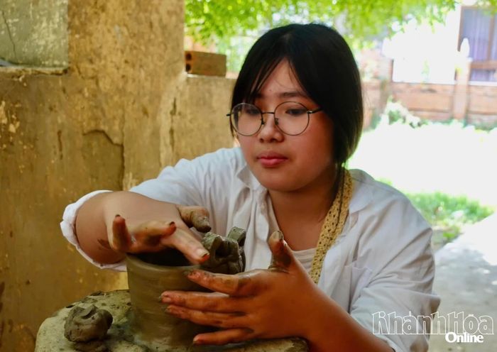 Em Ngân Khánh tỏ ra thích thú với sản phẩm gốm đầu tay của mình.
