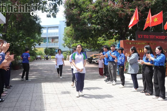 Thí sinh tại điểm thi Trường THCS Yersin (phường Nha Trang) ra về sau bài thi môn tự chọn.