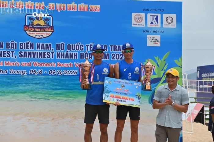 Vận động viên Nguyễn Trọng Quốc cùng đồng đội giành huy chương đồng Giải bóng chuyền bãi biển quốc tế tại Nha Trang 2025.