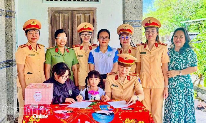 Hội Phụ nữ Phòng Cảnh sát giao thông Công an tỉnh nhận đỡ đầu cháu Nguyễn Bảo Ngân.