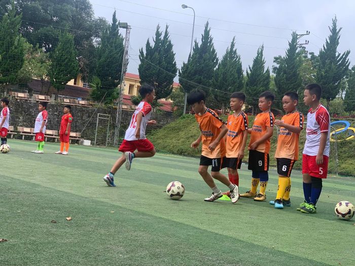 Các em nhỏ hăng say luyện kỹ thuật chuyền bóng tại Câu lạc bộ bóng đá FC Cuội.