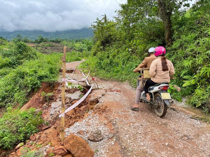 Đường sụt lún khó khăn cho người dân qua lại.
