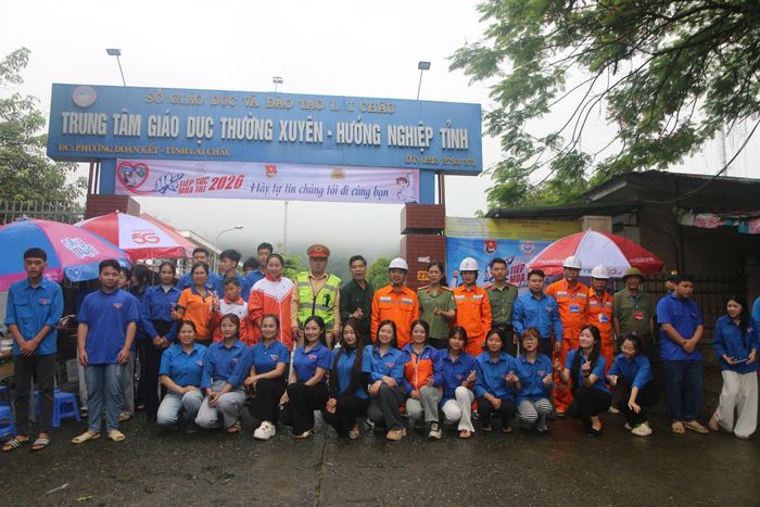 Đoàn viên thanh niên và các lực lượng chức năng phường Đoàn Kết tiếp sức mùa thi tại Trung tâm Giáo dục thường xuyên – Hướng nghiệp tỉnh.