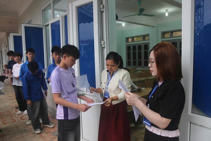 Cán bộ coi thi tại điểm thi Trung tâm Giáo dục thường xuyên – Hướng nghiệp tỉnh Lai Châu gọi thí sinh vào phòng thi.
