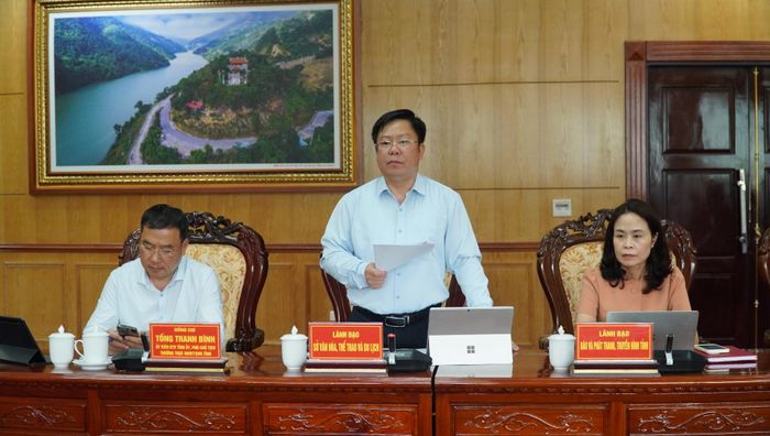 Lãnh đạo Sở Văn hóa, Thể thao và Du lịch báo cáo kết quả triển khai thực hiện Nghị quyết số 80-NQ/TW của Bộ Chính trị về phát triển văn hóa Việt Nam trên địa bàn tỉnh.