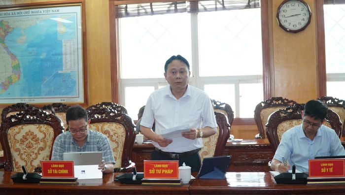 Đại biểu phát biểu thảo luận tại cuộc họp.