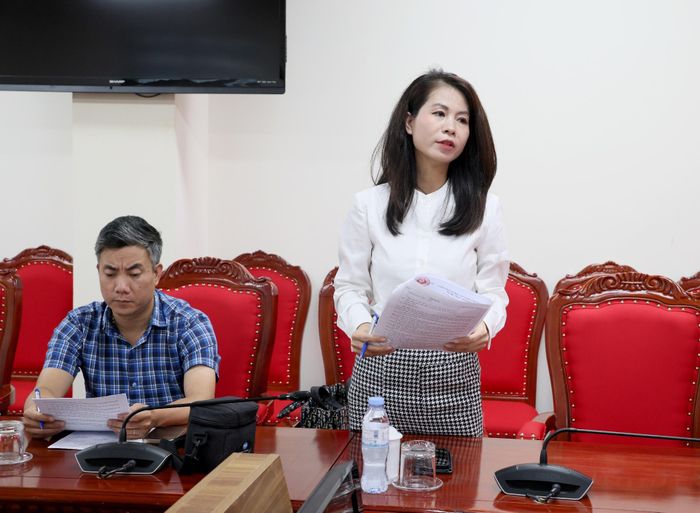 Phóng viên Báo Công thương thường trú tại tỉnh phát biểu tại buổi họp báo. 