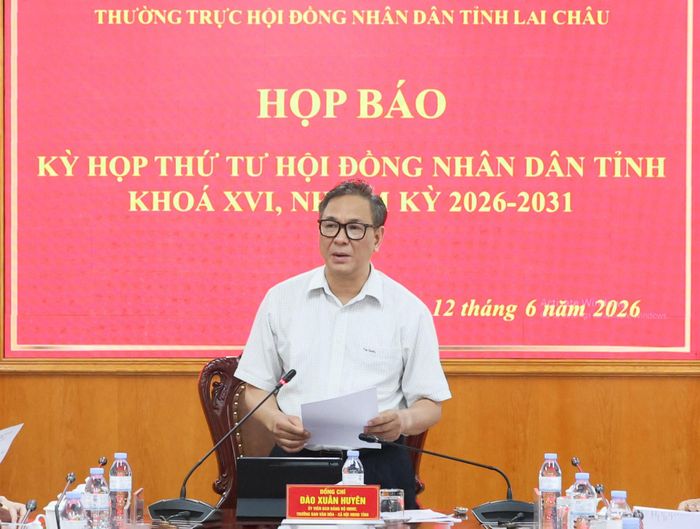 Đồng chí Đào Xuân Huyên - Trưởng Ban Văn hóa - Xã hội, HĐND tỉnh phát biểu kết luận buổi họp báo. 