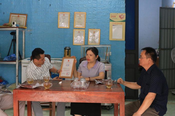 … thăm quan và nghe giới thiệu về sản phẩm OCOP tại cơ sở chế biến của chị Phìn Thị Chiển (Thôn 12, xã Bum Tở).