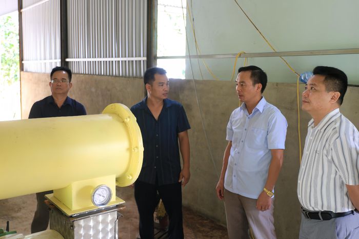 Đoàn công tác của tỉnh và lãnh đạo xã Bum Tở tham quan mô hình sản xuất thức ăn chăn nuôi của HTX Ứng Thìn (bản Seo Hai, xã Bum Tở)