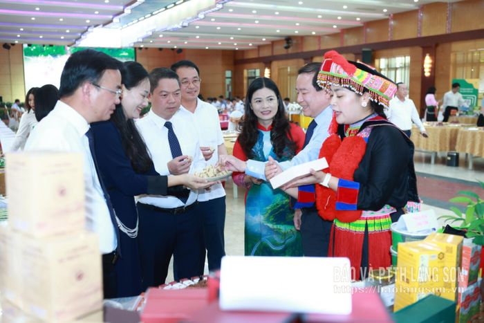 Lãnh đạo Cục Du lịch Quốc gia Việt Nam và lãnh đạo tỉnh tham quan gian trưng bày giới thiệu sản phẩm đặc trưng của tỉnh tại Hội nghị ký kết thỏa thuận Chương trình liên kết hợp tác phát triển du lịch các tỉnh Tây Bắc mở rộng và thành phố Hồ Chí Minh giai đoạn 2026 – 2030