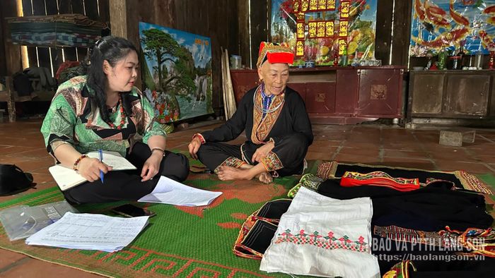 Cán bộ Bảo tàng tỉnh kiểm kê trang phục truyền thống dân tộc Dao tại xã Nhất Hòa