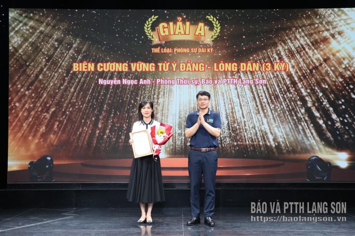 Đồng chí Nguyễn Đông Bắc, Tỉnh ủy viên, Giám đốc Báo và PTTH Lạng Sơn trao giải cho tác giả đạt giải A thể loại phóng sự dài kỳ