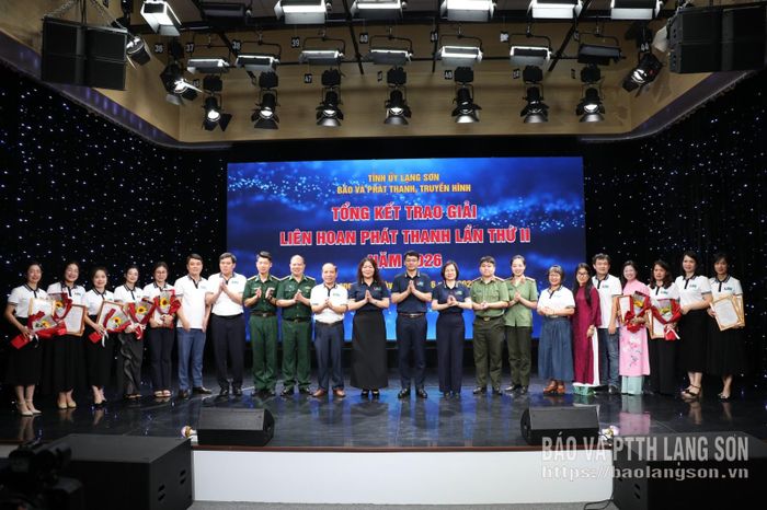 Lãnh đạo Báo và PTTH Lạng Sơn chụp ảnh lưu niệm với các tác giả, nhóm tác giả