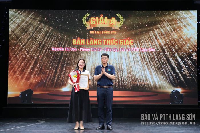 Đồng chí Nguyễn Đông Bắc, Tỉnh ủy viên, Giám đốc Báo và PTTH Lạng Sơn trao giải cho tác giả đạt giải A thể loại phỏng vấn