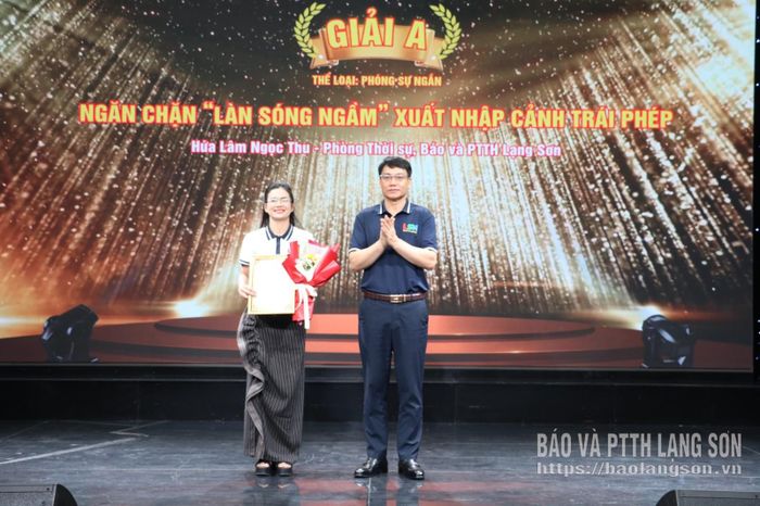 Đồng chí Nguyễn Đông Bắc, Tỉnh ủy viên, Giám đốc Báo và PTTH Lạng Sơn trao giải cho tác giả đạt giải A thể loại phóng sự ngắn