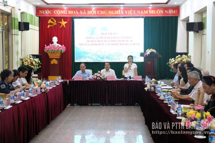 Các đồng chí lãnh đạo Hội Văn học Nghệ thuật và Nhà báo chủ trì hội thảo