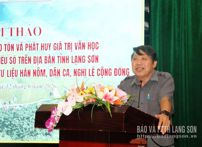 Tiến sĩ Hoàng Văn Páo, Chủ tịch Hội Di sản Văn hóa tỉnh phát biểu tham luận tại hội thảo