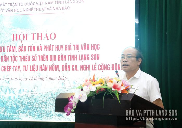 Nghệ sĩ Ưu tú Phùng Văn Muộn, Chủ tịch Hội Bảo tồn dân ca tỉnh phát biểu tham luận tại hội thảo
