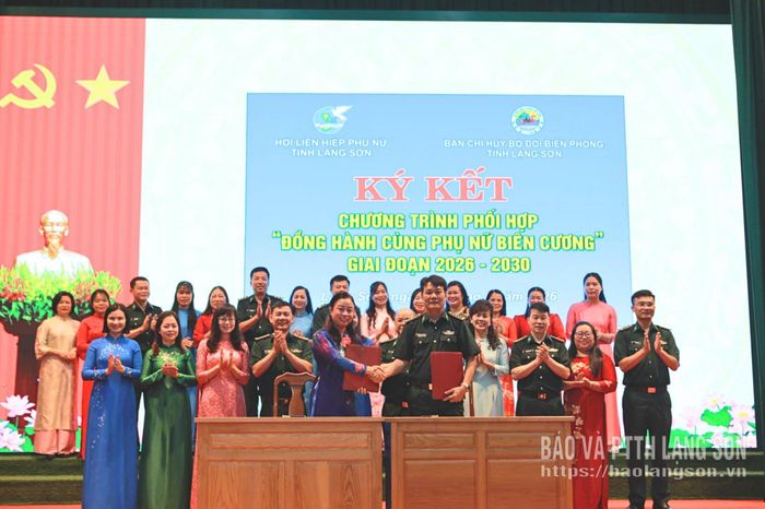 Đại diện lãnh đạo hai đơn vị ký kết chương trình phối hợp "Đồng hành cùng phụ nữ biên cương" giai đoạn 2026 - 2030